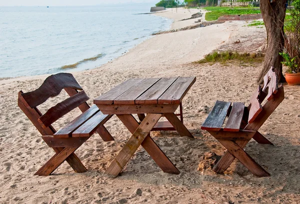 La mesa de picnic vacía en la playa — Foto de Stock