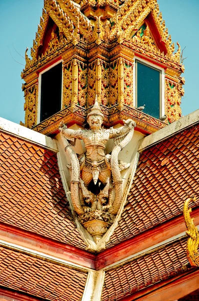 Die Skulptur des Garuda auf dem Dach im Tempel — Stockfoto