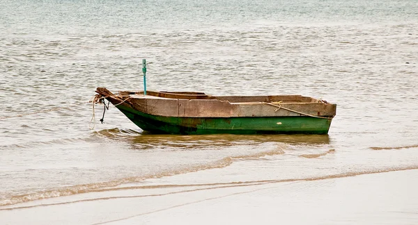 Старая деревянная лодка на море — стоковое фото