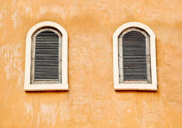 La vieja ventana en la pared — Foto de Stock