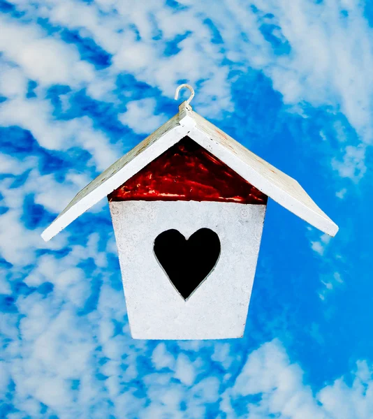 A madeira da casa de pássaros no fundo do céu azul — Fotografia de Stock
