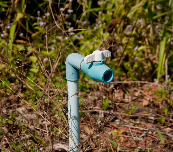 Der PVC-Wasserhahn auf dem Feld — Stockfoto
