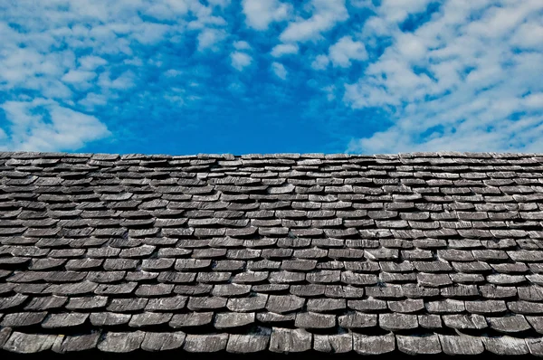 As telhas da casca do telhado no fundo azul do céu — Fotografia de Stock