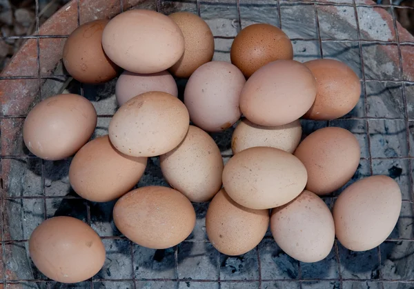 El Huevo a la parrilla sobre el horno de carbón —  Fotos de Stock
