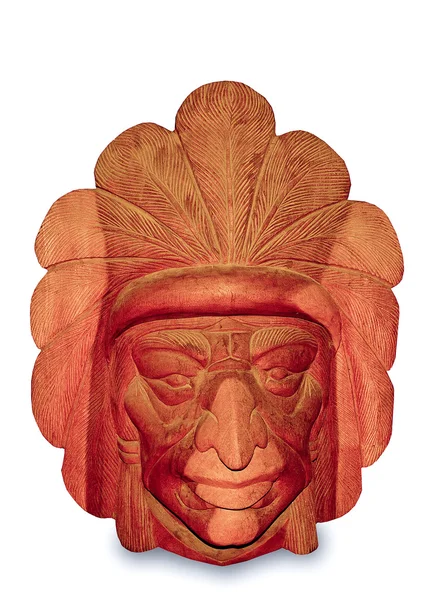 A máscara de madeira de escultura de índio nativo isolado em backgro branco — Fotografia de Stock