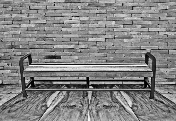 Красота скамейки на фоне кирпичной стены — стоковое фото