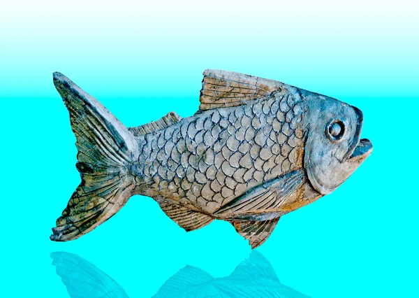 上の魚の彫刻の背景を反映してください。 — ストック写真