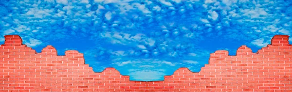 푸른 하늘 배경 brickwall의 파 멸 — 스톡 사진
