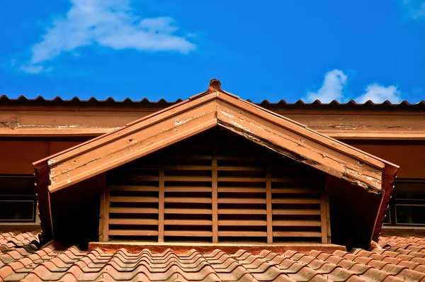 La baldosa Vieja del techo sobre el fondo azul del cielo — Foto de Stock