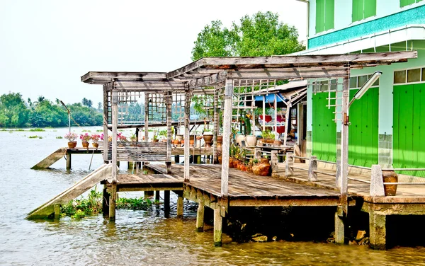 Прекрасний будинок на березі річки — стокове фото