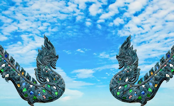 青い空を背景に分離されたナガ族の彫刻木 — ストック写真