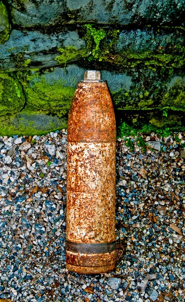 A velha munição enferrujada de artilharia — Fotografia de Stock