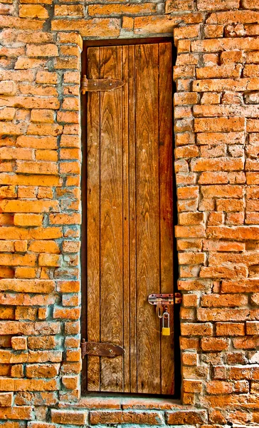 La vecchia porta sul muro di mattoni — Foto Stock