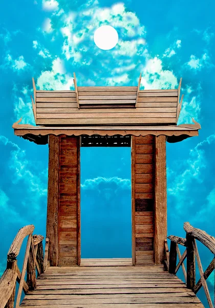 Mavi gökyüzü kökenli eski ahşap kapı — Stok fotoğraf
