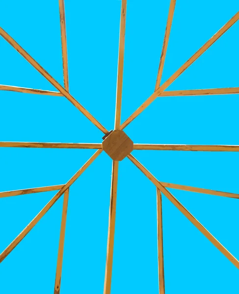 Структура деревянной крыши на голубом фоне неба — стоковое фото