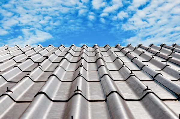 Der abstrakte Dachziegel auf blauem Himmelhintergrund — Stockfoto