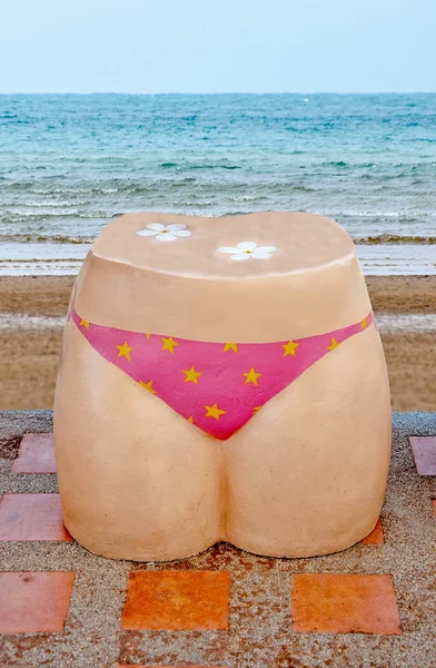 De stoel van de bikini op het strand — Stockfoto