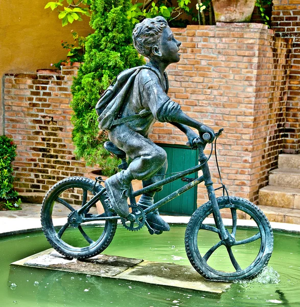 Skulptur stål pojke rida cykel monument — Stockfoto