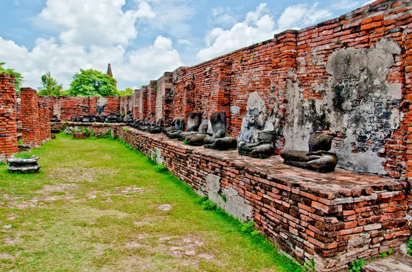 Ruinen av buddha status och templet wat mahathat i ayuttha — Stockfoto