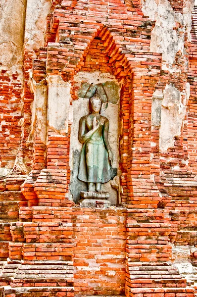 Zřícenina stavu Buddhy a chrám wat mahathat v ayuttha — Stock fotografie