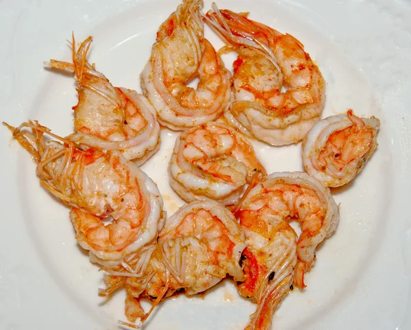 Los camarones fritos sobre fondo plato blanco — Foto de Stock