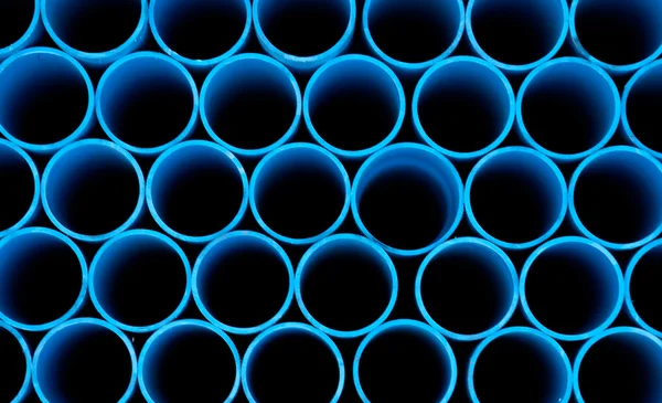 Os tubos de PVC tubos de plástico empilhados em linhas padrão — Fotografia de Stock