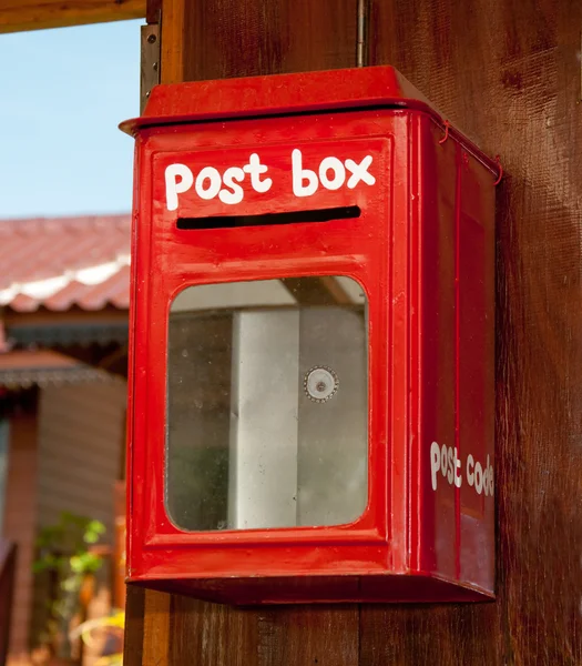 A caixa postal vermelha — Fotografia de Stock