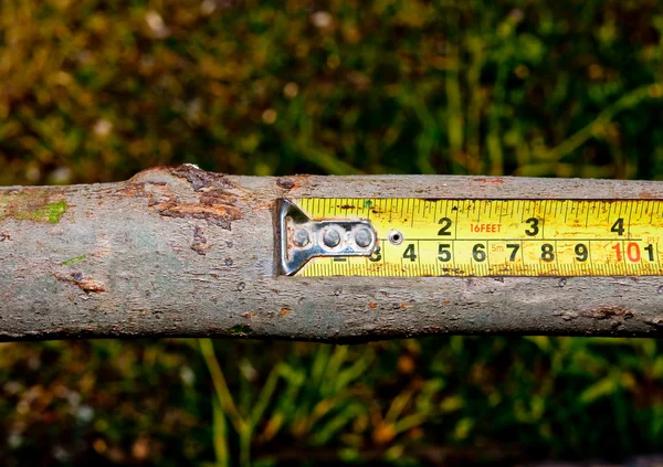 A fita métrica em fundo de madeira — Fotografia de Stock