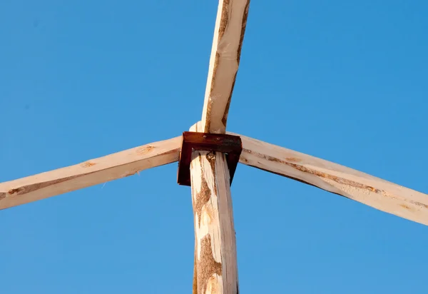 De structuur van houten dak op blauwe hemelachtergrond — Stockfoto