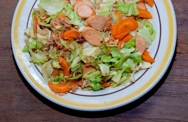 El fideo frito instantáneo con salchicha y zanahoria y col — Foto de Stock