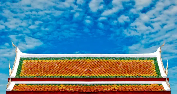 Le beau toit du temple sur fond de ciel bleu — Photo