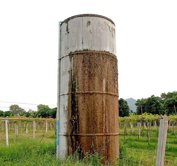 Стальной бак для воды в винограднике — стоковое фото