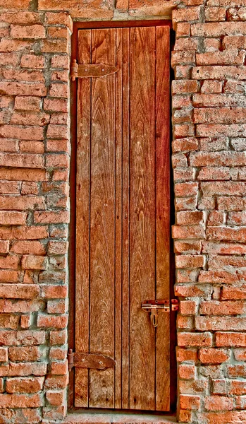 Древняя дверь европейского стиля — стоковое фото