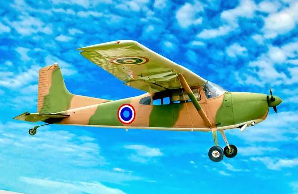 The Vintage plane of worlld war on blue sky background — Stock Photo, Image