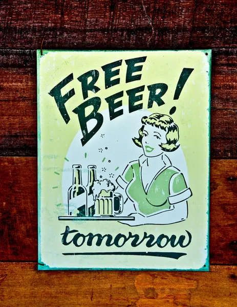 O velho cartaz de cerveja sobre fundo de madeira — Fotografia de Stock