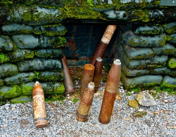 La vieja munición oxidada de la artillería — Foto de Stock
