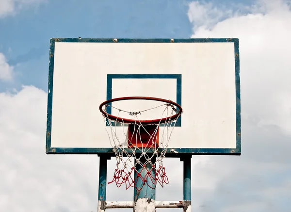 Basketbalové hřiště na pozadí modré oblohy — Stock fotografie