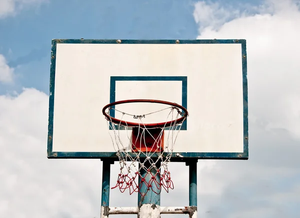 De basketbalspeelplaats op blauwe hemelachtergrond — Stockfoto