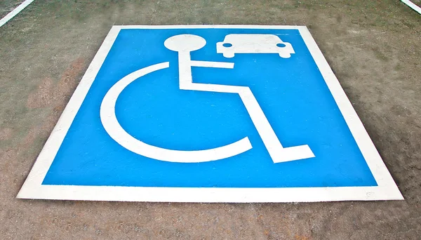 Parque de estacionamento reservado para deficientes — Fotografia de Stock
