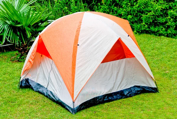 A tenda laranja na floresta — Fotografia de Stock