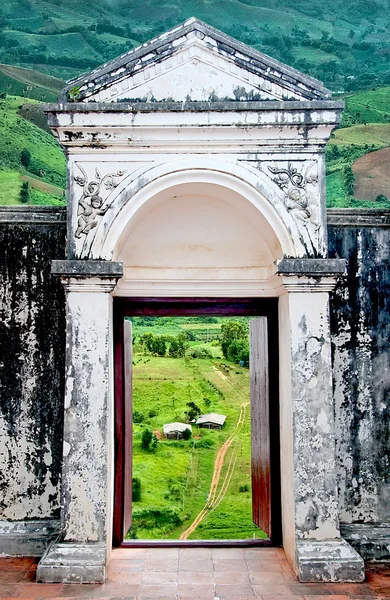 De oude deur op de mening van de berg achtergrond — Stockfoto