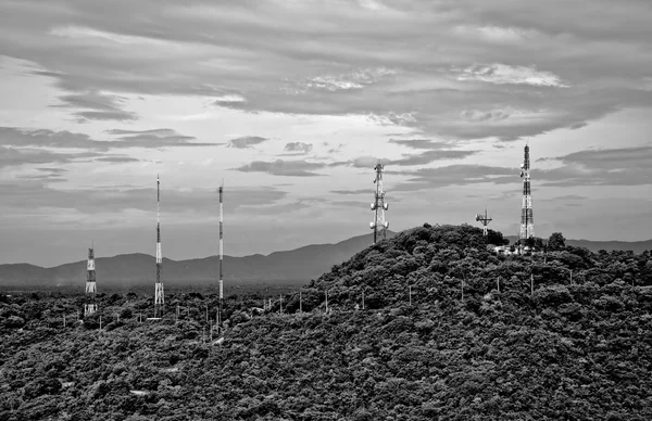 Telekommunikationen står hög på berget — Stockfoto