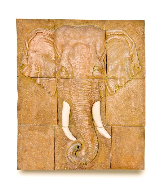 Скульптура слона на стене — стоковое фото