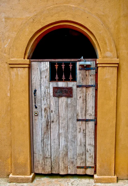 Die alte Holztür nur für Gäste — Stockfoto