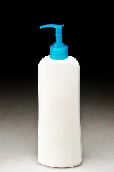 床の背景の上にラベルのないプラスチック製のボトル — ストック写真