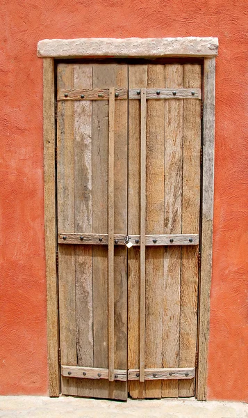 A porta antiga do estilo europeu — Fotografia de Stock