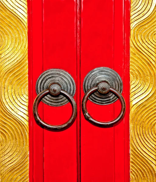 Kırmızı kapılı Çin tarzı paslı tokmağı — Stok fotoğraf