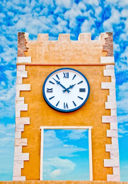 El reloj en la antigua torre —  Fotos de Stock
