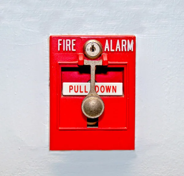 La alarma de incendio incrustada en el fondo de la pared —  Fotos de Stock