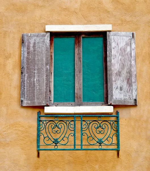 La ventana Vieja sobre el fondo de pared — Foto de Stock